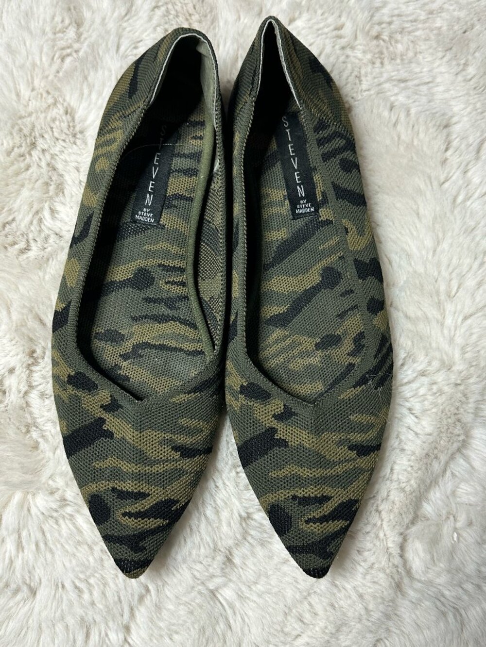 Steve by Steve Madden Rosy Flat Camouflage. - Size 10